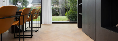 Oliare un piano di lavoro in legno