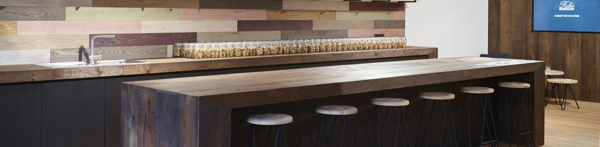 Come restaurare tavoli e piani di lavoro in legno 